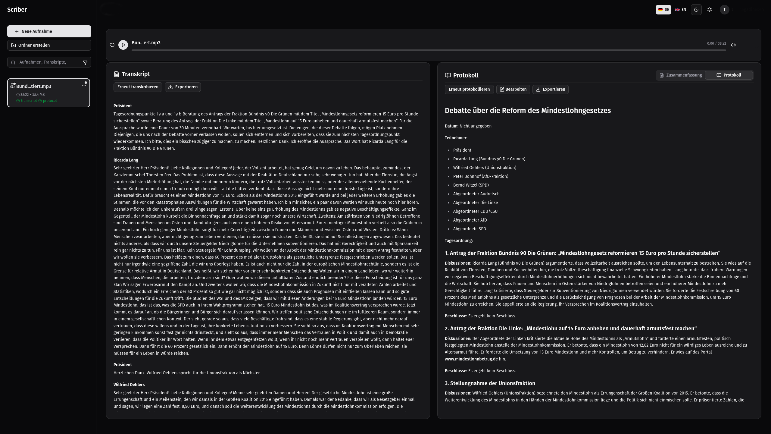 Scriber workspace: a Bundestag debate recording with the full transcript on the left and the generated meeting minutes on the right, in German.